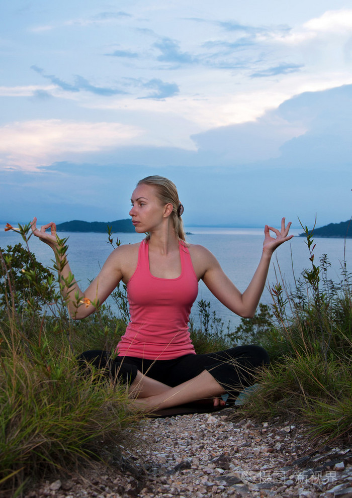 在海滩上的漂亮金发女性体育锻炼