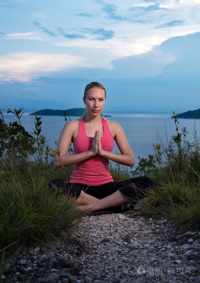 在海滩上的漂亮金发女性体育锻炼