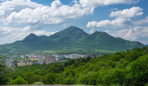 Beshtau 是一个孤立的五圆顶火成岩山附近的皮亚季戈尔斯克在北高加索, 俄罗斯