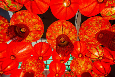 中国红纸灯笼装饰在购物中心。从地面查看