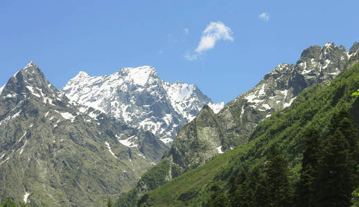 高加索山脉夏季。Dombai 山风景