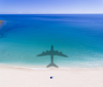 热带海滩鸟瞰与暑假概念