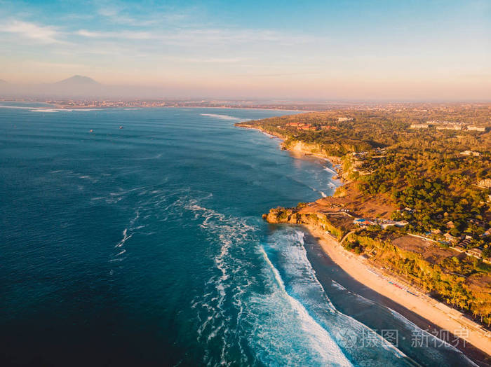 巴厘岛海岸线鸟瞰海洋,海滩和火山