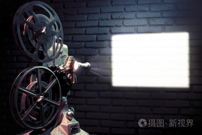 老电影放映机以戏剧性的照明设备