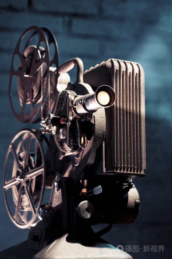 老电影放映机以戏剧性的照明设备