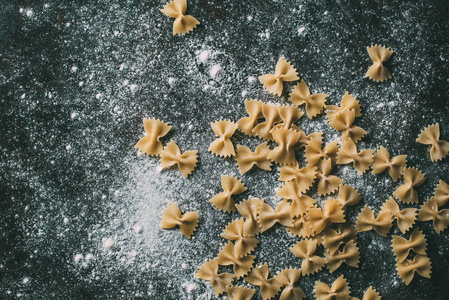 面粉覆盖的 farfalle 面食的高视图