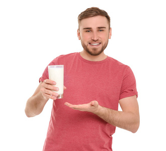 年轻男子与玻璃的美味牛奶白色背景