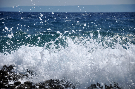 vgor krossning p en stenig strand