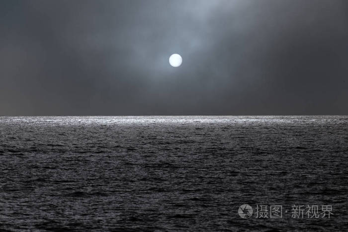 海在一个有雾的满月夜