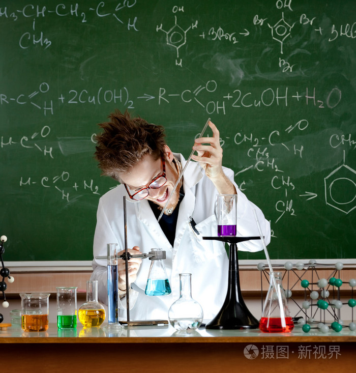 疯狂教授持有一个实验