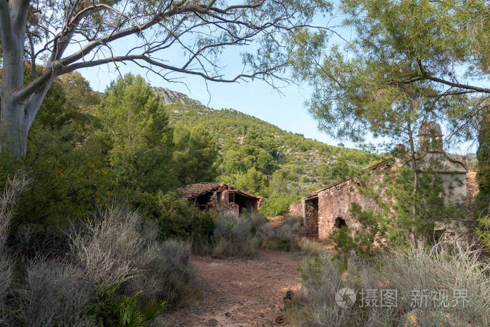 在森林中的一座废弃的房子西班牙