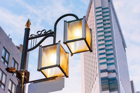 日本东京城市街道上的老式路灯照片