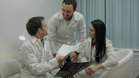 两位医生检查病人头部扫描, 然后来医生与这个 x 射线的好消息插画