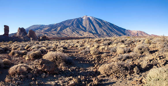 西班牙加那利群岛 Teide 国家公园著名的 Teide 山全景图