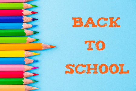 教育或回到学校概念。在蓝色背景上关闭彩色铅笔桩铅笔笔尖的宏镜头
