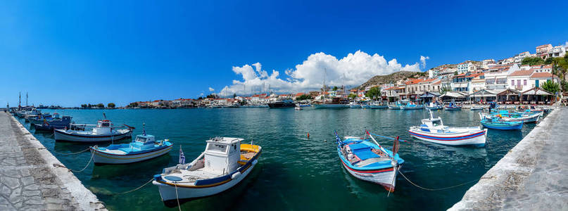 samos 镇渔船的全景图片照片