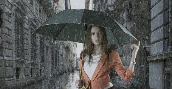 在镇下雨中伞的美丽女人