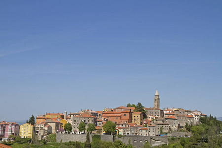 老矿业镇 Labin 位于 Istrian 东海岸附近的一座小山上。