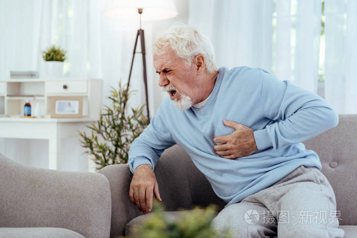 有心血管疾病的不幸老人