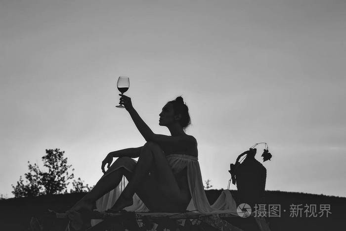 美女喝酒背影图片