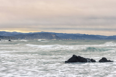 日落在 barrika 海滩