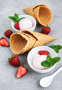 草莓冰淇淋和华夫饼锥的石头背景