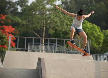 skatepark 坡道上的年轻女性滑板滑板