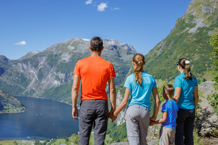 家庭与孩子在 Geiranger 峡湾之上