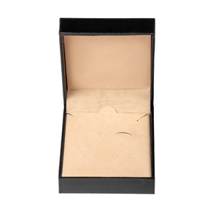 打开方形黑盒与米色床为珠宝被隔绝在白色背景。正面视图
