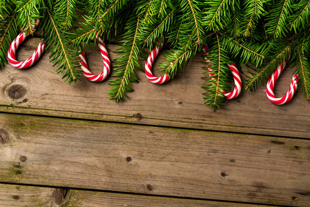 圣诞节背景与树和糖果手杖在老木桌上