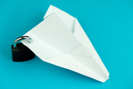 白色手工纸飞机与锁在翼在蓝色背景, 自由互联网的标志