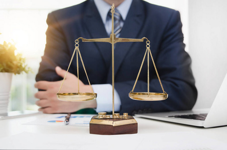 律师在办公室工作.律师法院法官司法法律立法概念照片
