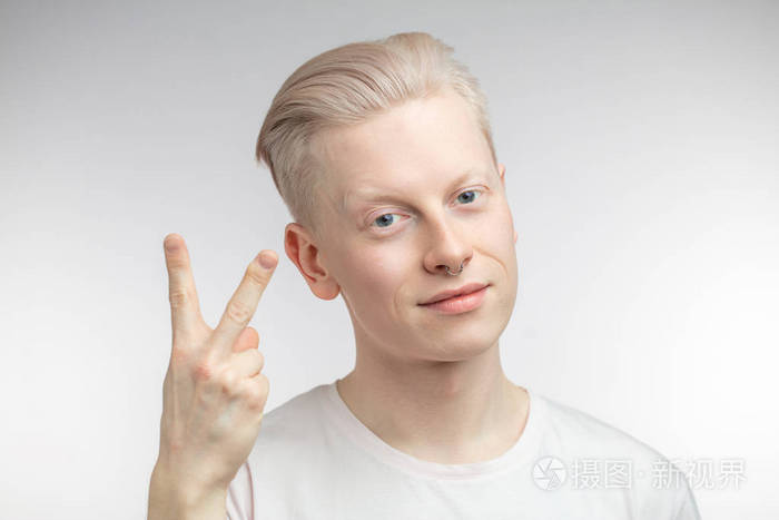 正面金发的家伙, 显示 ok 标志, demonstares, 一