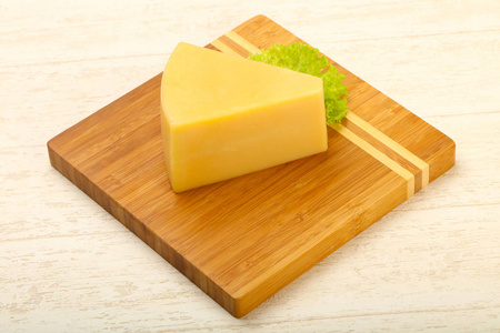 在木板上帕玛森奶酪三角