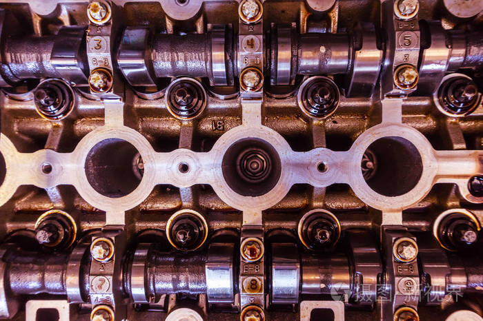 汽车发动机头,凸轮轴和阀门系统零件的关闭照片-正版商用图片051pel-