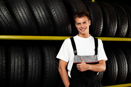 汽车修理工推荐轮胎。竖起大拇指