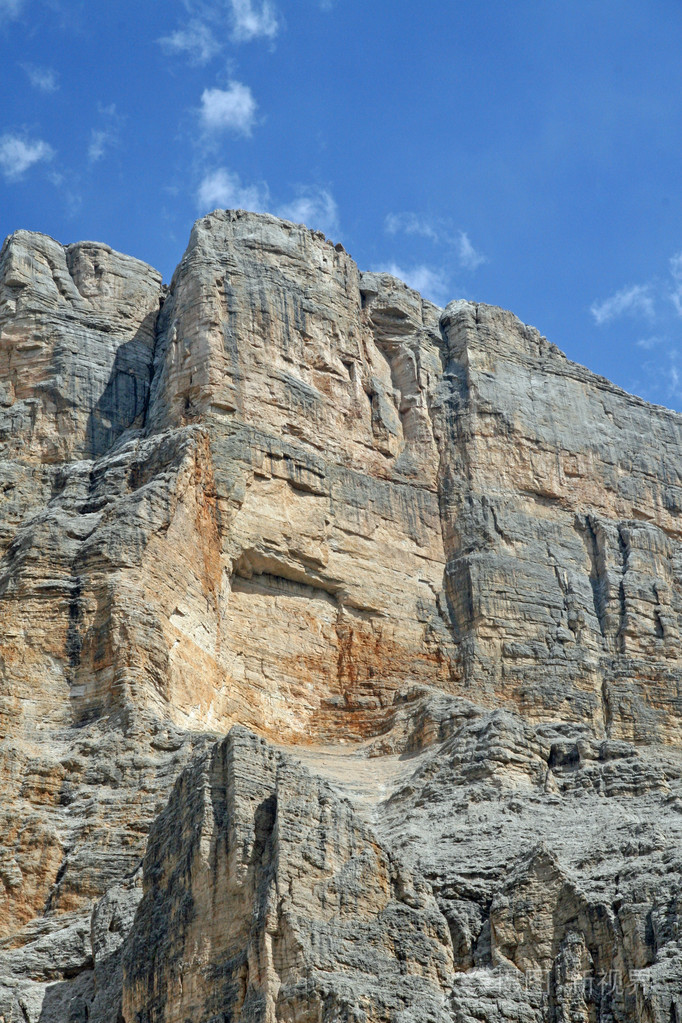 橙色的细微差别的白云岩岩石墙