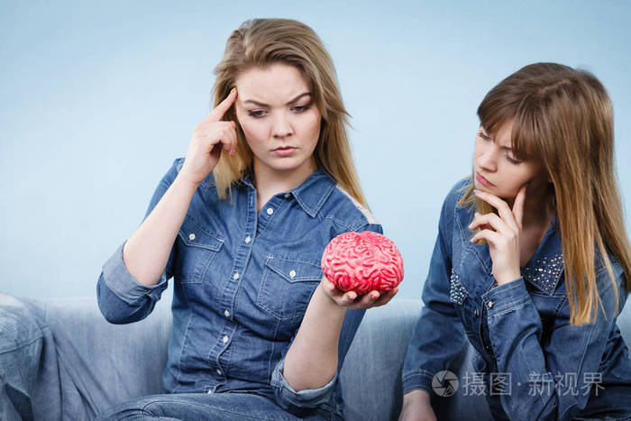 友谊人类关系概念两个女性朋友或姐妹穿牛仔裤衬衫思考解决问题持假脑