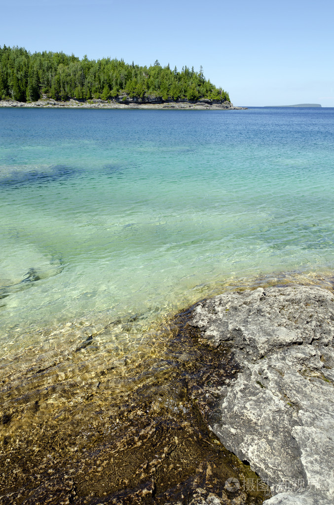 绿色和蓝色水的休伦湖