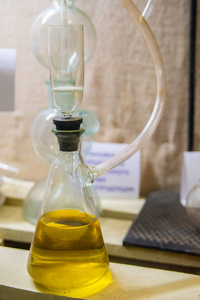 工业实验室用黄色液体烧瓶图片