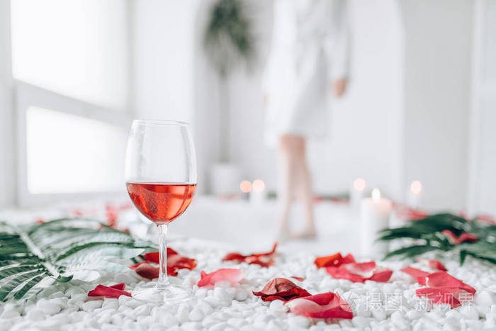 女性的腿浸入浴与泡沫和装饰用玫瑰色花瓣 浴室内有窗户背景照片 正版商用图片051wbd 摄图新视界