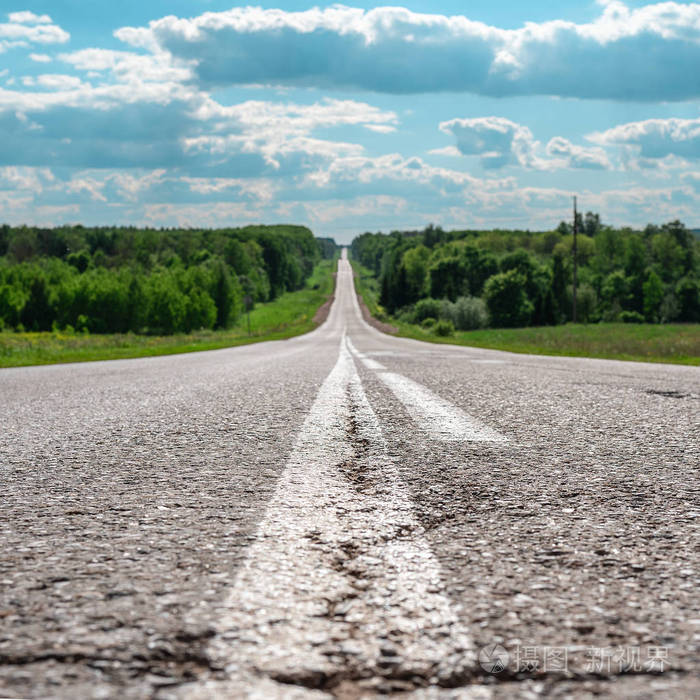 简约景观的沥青路面在裂缝的遥远的地平线.较低视图