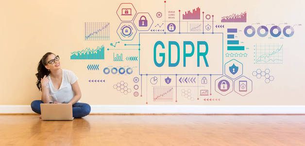 Gdpr 与年轻女子使用手提电脑