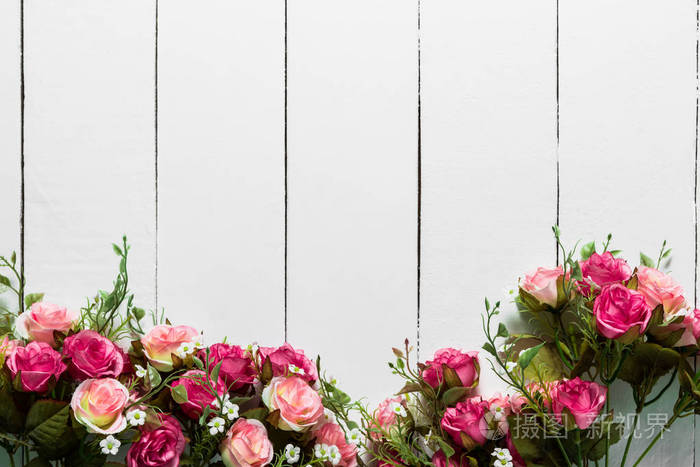 花束粉红色玫瑰在白色的木桌, 情人节背景, 顶部视图