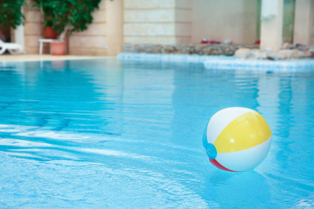 彩色充气球漂浮在游泳池水中