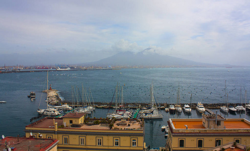 意大利那不勒斯2018年3月5日 那不勒斯全景, 那不勒斯海湾和维苏威火山的港口景观