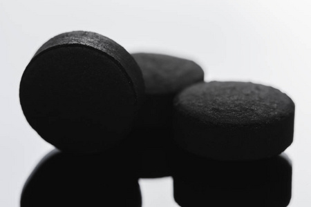 片药躺在黑色背景极端特写关闭宏照片