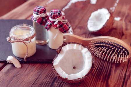 梳子和一套椰子产品, 从油和牛奶为头发护理