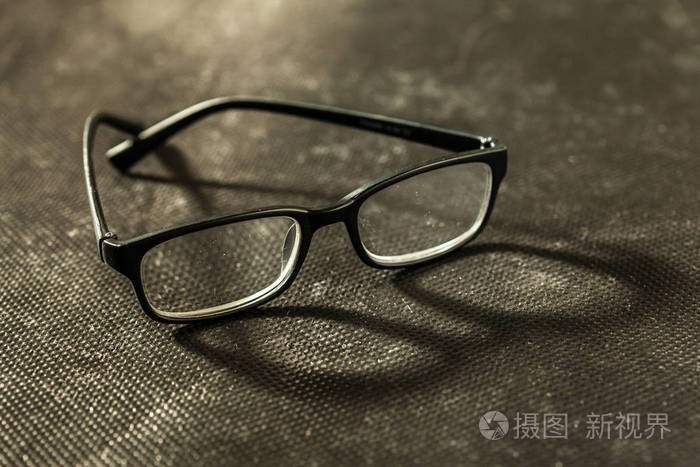 黑色背景眼眼镜或眼镜