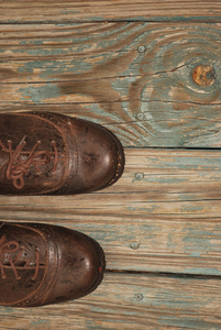 复古鞋样式旧门廊板上